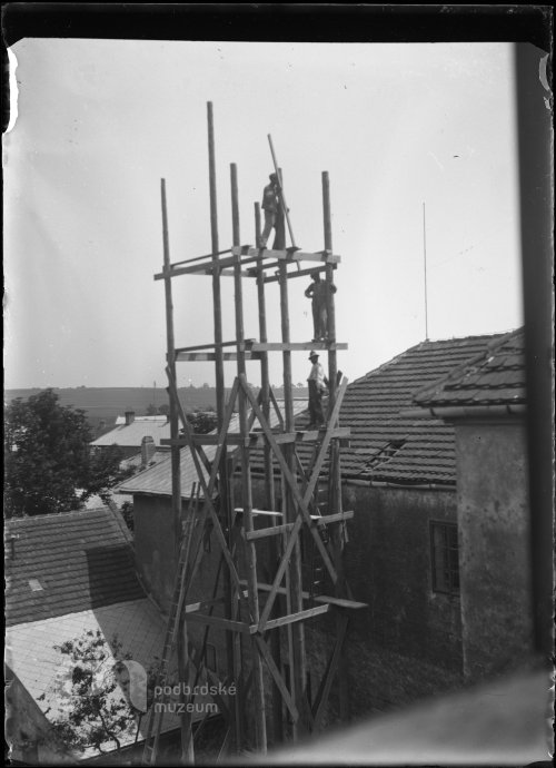 Lešení u opravovaného domu