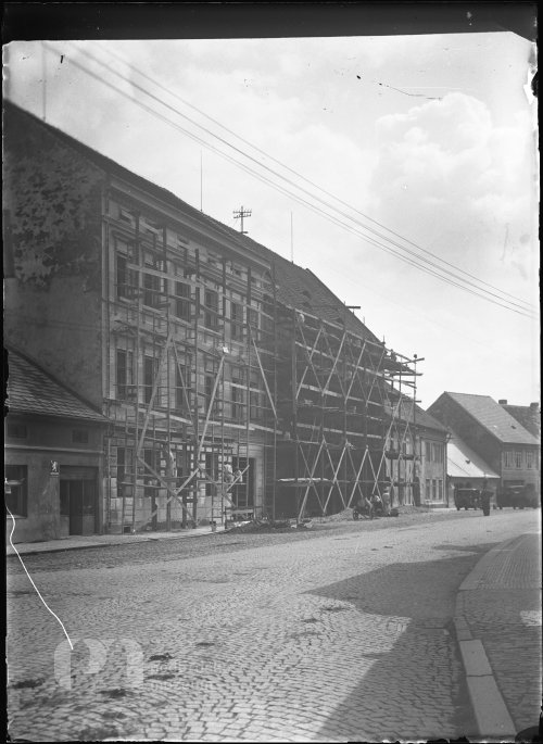 Měšťanská a Obecná škola pod lešením