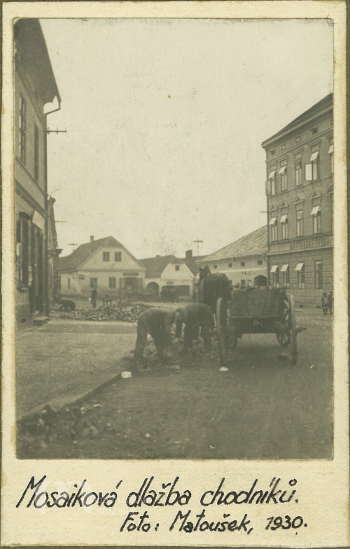 Dláždění chodníků na náměstí