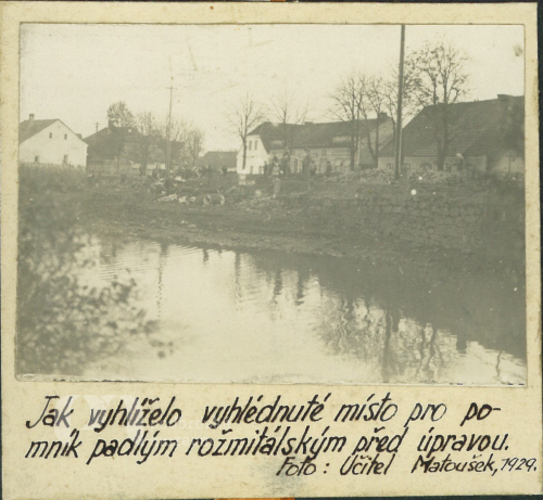 Pomník padlým před úpravou