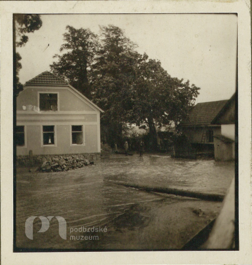 Povodeň - před alejí