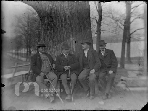 Sedící skupinka u lípy