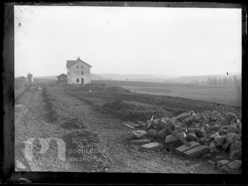 Stavba kolejí u nádraží