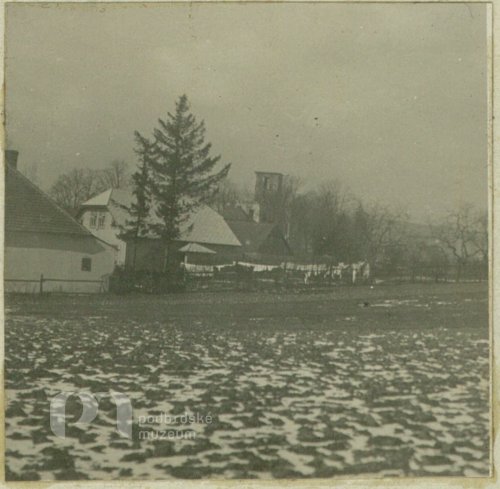 Pohled na vyhořelý kostel