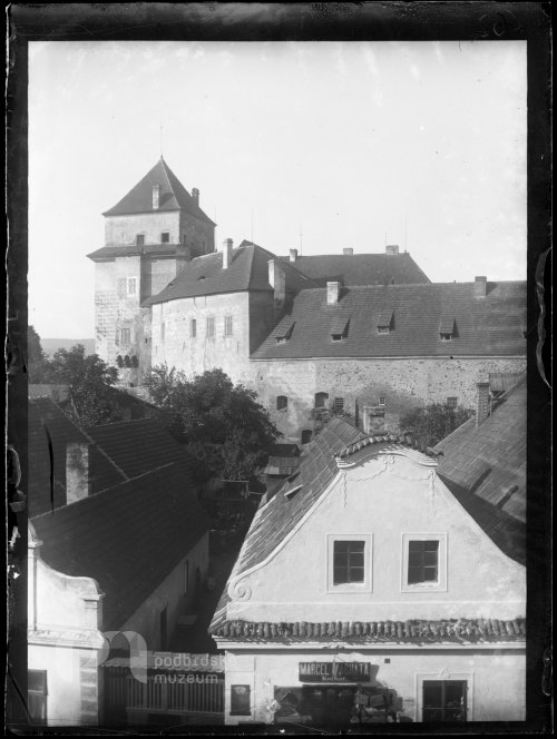 Zámek z okna školy