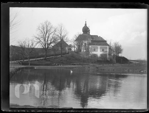 Farní kostel s rybníčkem