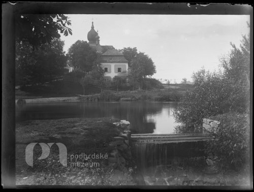 Farní kostel od rybníčka Splávy