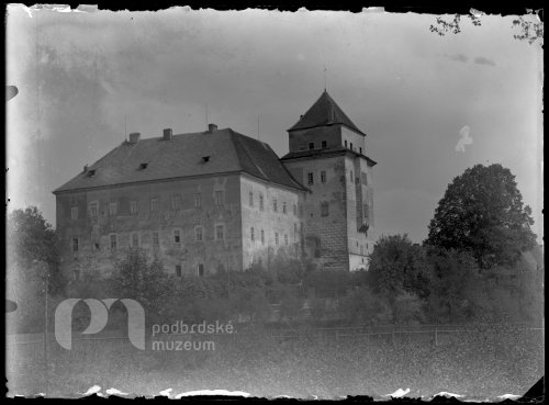 Pohled na zámek z parku