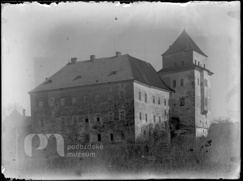 Pohled na zámek z parku