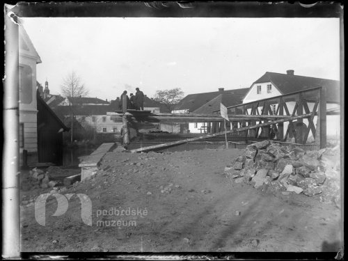 Montování železného mostu u Vočky koželuha