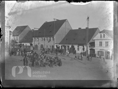 Náměstí s provazochodci