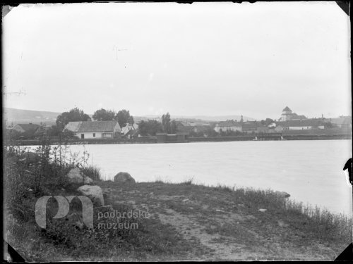 Zámek od Sadoňského rybníka