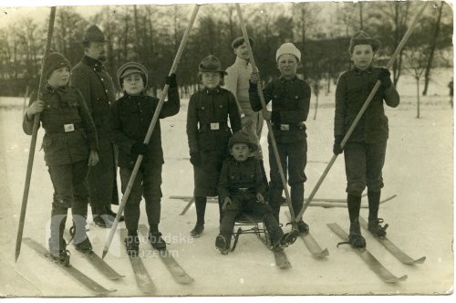 Chlapci na lyžích na zamrzlém rybníku Kuchyňka