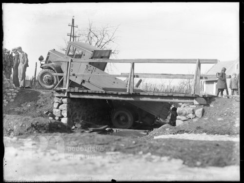 Havárie auta na mostě