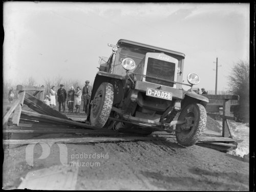 Havárie auta na mostě