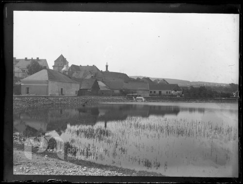 Rožmitál z hráze směrem k Randovům