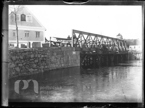 Montáž železného mostu