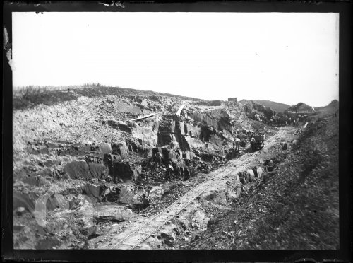 Průsek ve skále u Skuhrova