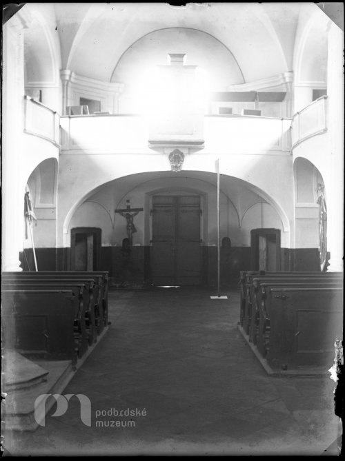 Pod kruchtou v kostele