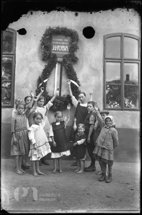 Rybova deska na bývalé škole