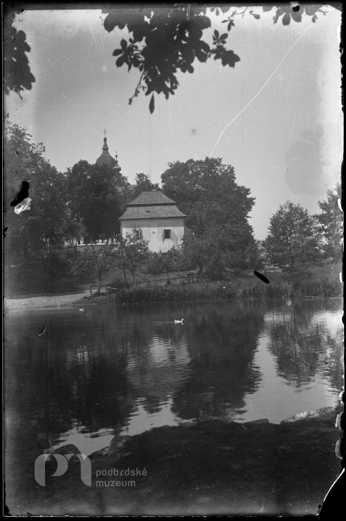 Starý Rožmitál Kaplanky a kostel od rybníčku