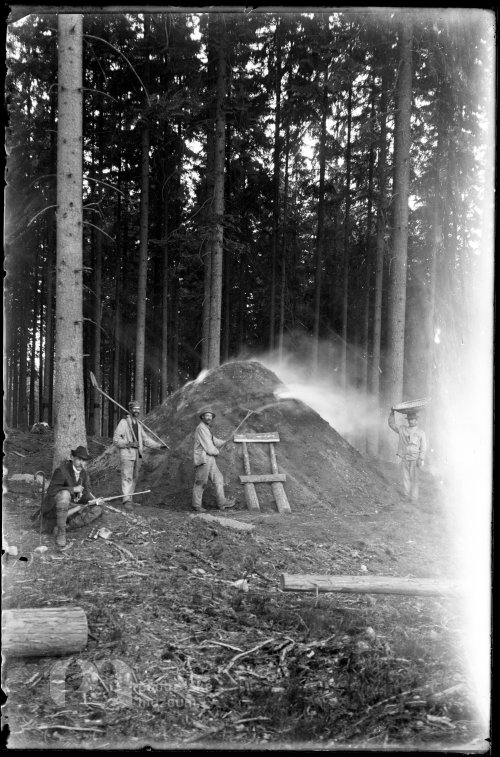 Pálení dřevěného uhlí v milíři