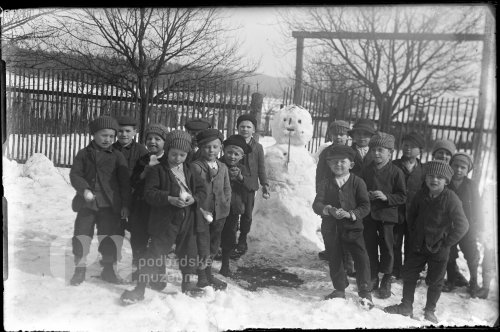 Děti u sněhuláka