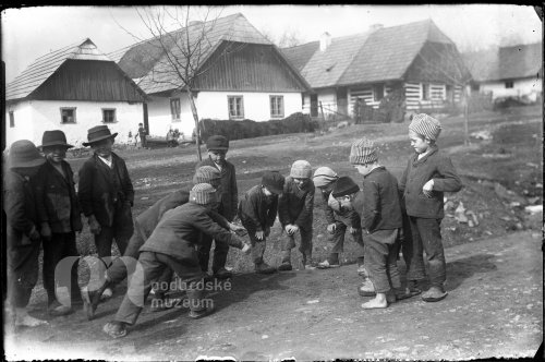 Nepomucké děti hrají kuličky
