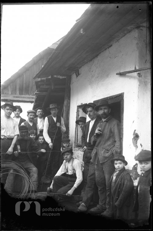 Skupina dělníků s drátem