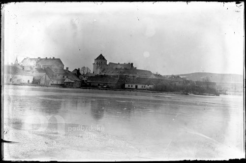 Rožmitál se zámkem