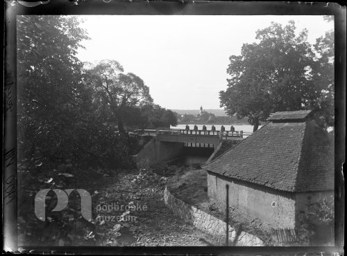 Pohled od požahovny k farnímu kostelu