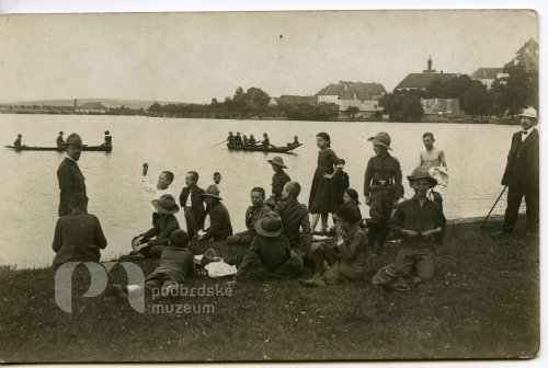 skauti u Podzámeckého rybníka