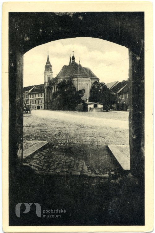 Pohled na kostel sv. Jana Nepomuckého ze vchodu do radnice