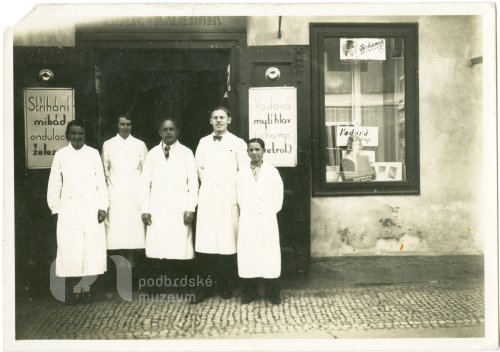 Václav Valenta se zaměstnanci před svým kadeřnictvím