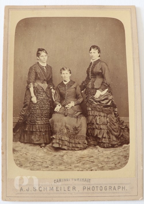 Matka praporu s dvěma kmotrami praporu čtenářského spolku "Špaček"