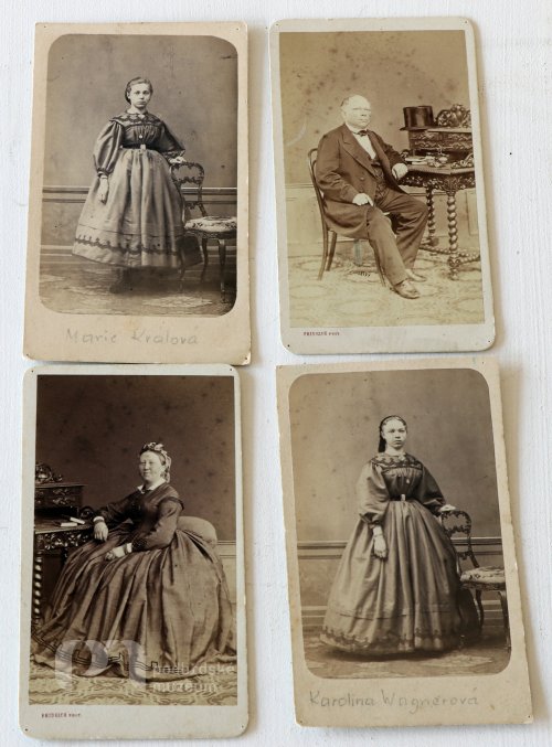 Karel Ulrych, jeho manželka a dvě dcery