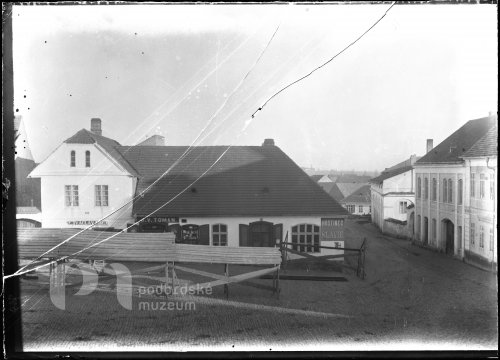 Před jarmarkem z okna lékárny