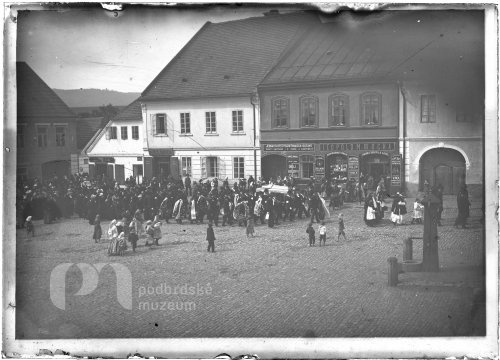 Pohřeb na náměstí