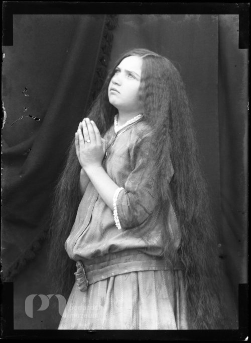 Polská dívka modlící se za vlast