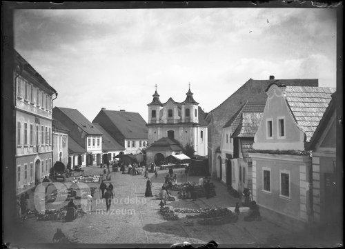 Před "devátou" na náměstí