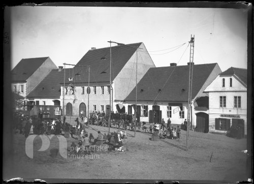 Provazochodci na náměstí