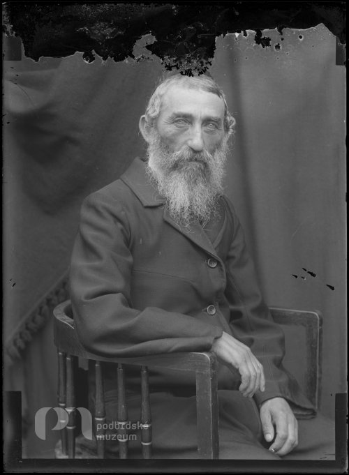 Portrét sedícího starce