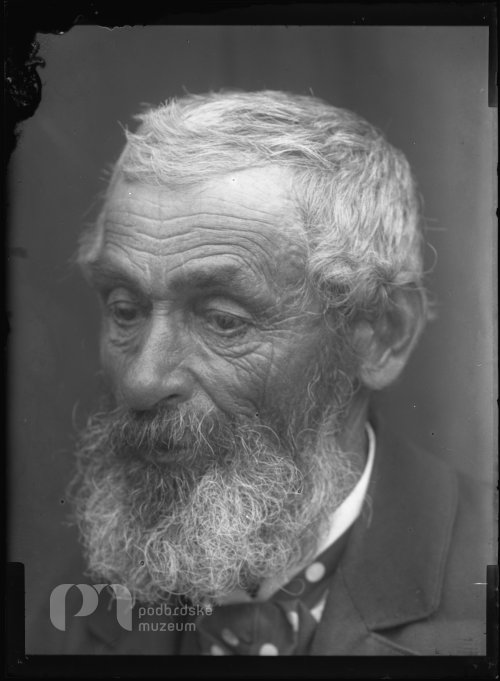 Hlava sedícího starce