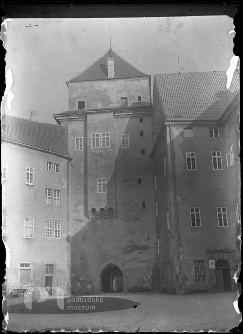 Na nádvoří zámku