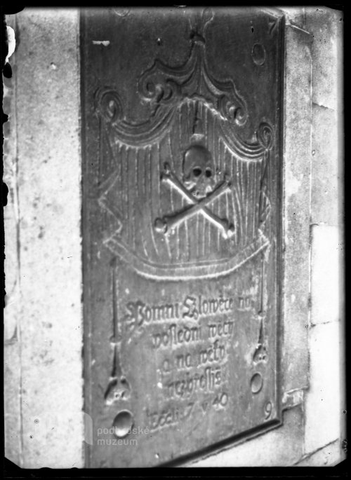 Náhrobní deska krypty v kostele Povýšení svatého Kříže