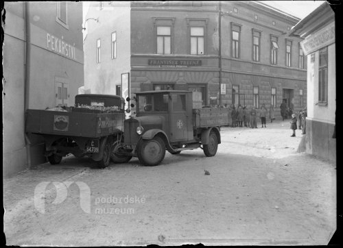 Srážka aut u Koruny