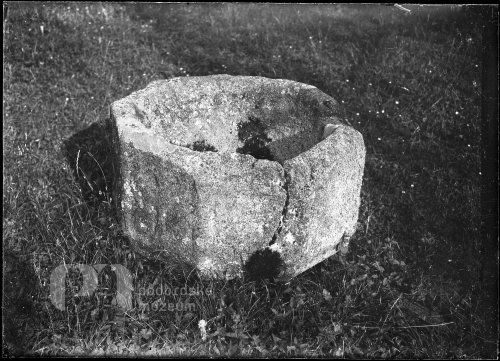 Kamenná křtitelnice