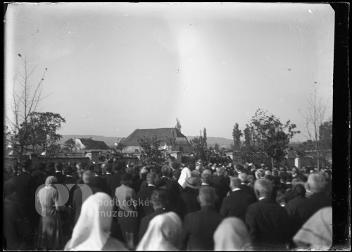 Pohřební průvod u nového hřbitova