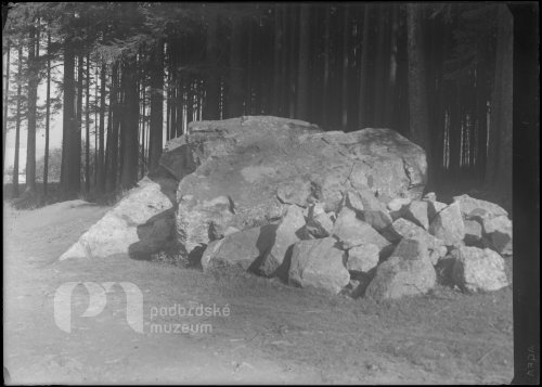 Skála na kraji lesa