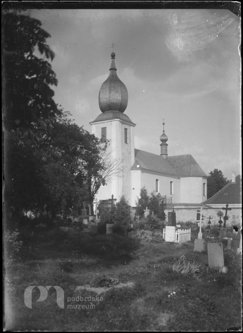 Kostel a hřbitov ve Starém Rožmitále